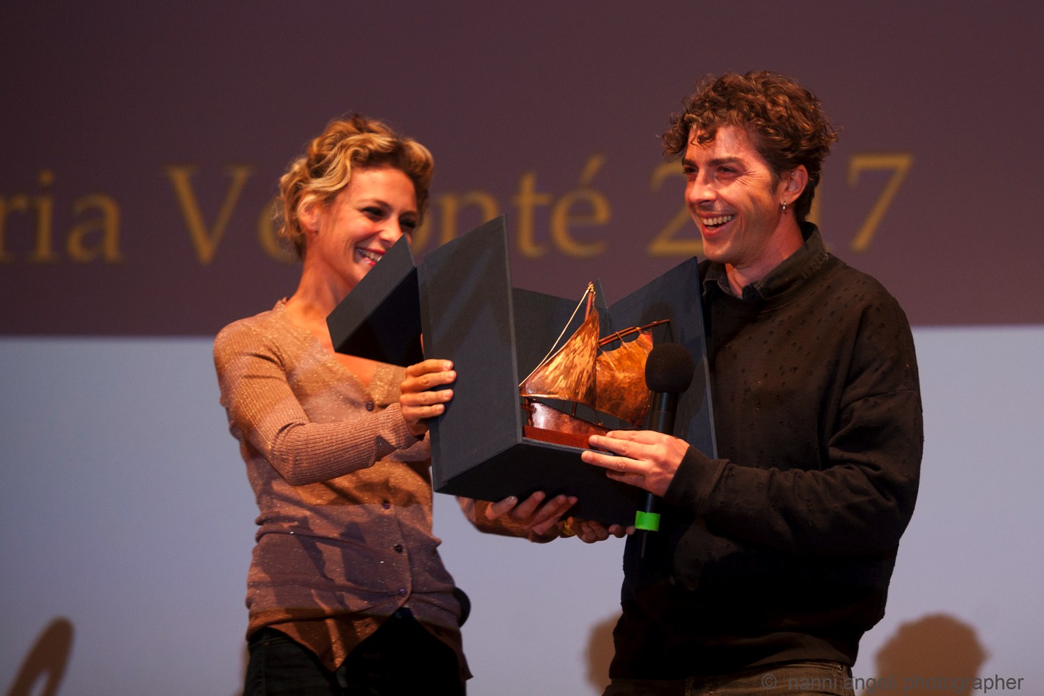 Jasmine Trinca consegna Premio Volonté a Michele Riondino - foto di Nanni Angeli