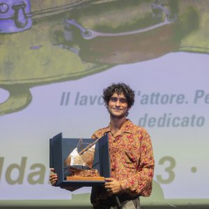 Premio Volonté a Ennio Fantastichini nelle mani di Lorenzo Fantastichini - La Valigia dell'Attore 2019 - foto Nanni Angeli