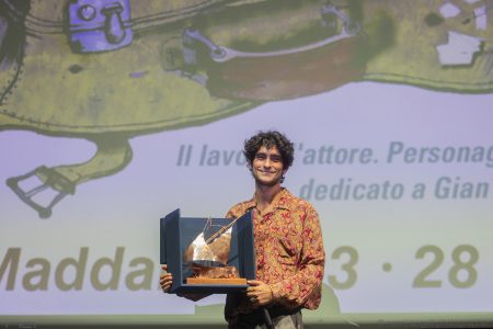 Premio Volonté a Ennio Fantastichini nelle mani di Lorenzo Fantastichini - La Valigia dell'Attore 2019 - foto Nanni Angeli