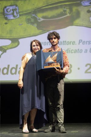 La valigia dell'attore 2019 - La Maddalena 28 luglio 2019 - Premio Gian Maria Volonté a Ennio Fantastichini nelle mani di Lorenzo Fantastichini. Foto di Nanni Angeli