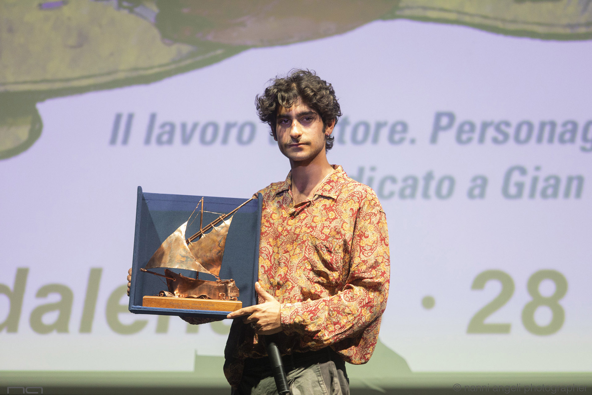 Premio Volonté 2019 a Ennio Fantastichini nelle mani di Lorenzo Fantastichini - foto di Nanni Angeli